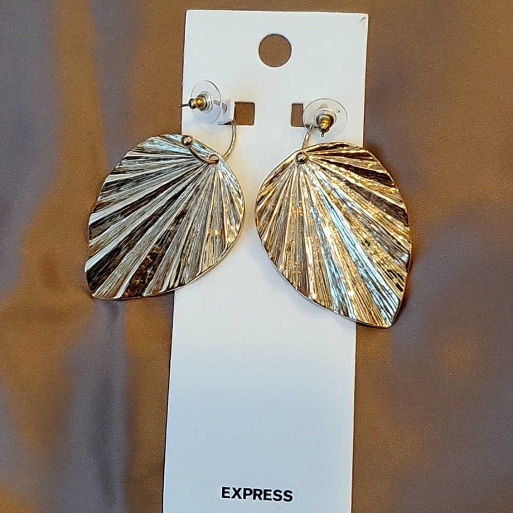 Express gold leaf earrings